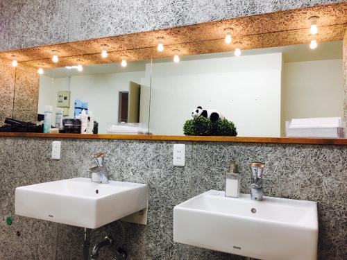Baño con 2 lavabos y espejo en The Evergreen Hostel 長期ステイ歓迎 エバーグリーンホステル, en Hiroshima