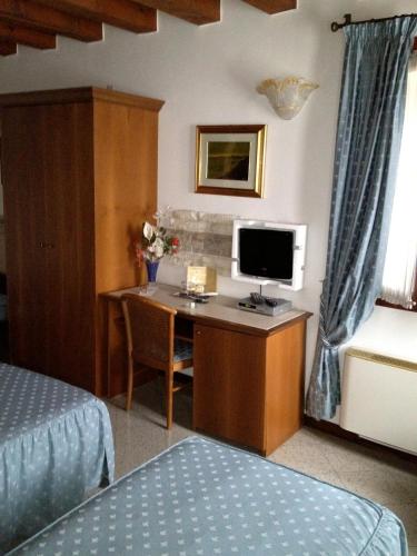 a bedroom with a desk with a computer on it at Ca'Nova Alloggi in Campalto