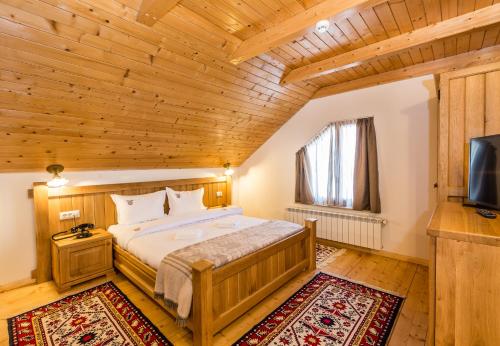 Llit o llits en una habitació de Dacii Liberi Resort and Spa