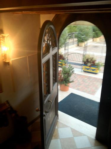 an open door with a view of a courtyard at Ca'Nova Alloggi in Campalto