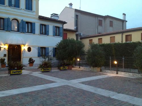 a courtyard in front of a building at Ca'Nova Alloggi in Campalto