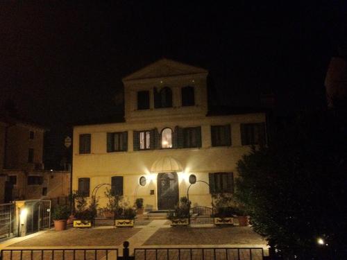 a large white building at night with lights at Ca'Nova Alloggi in Campalto