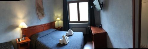 Een bed of bedden in een kamer bij Hotel Clari