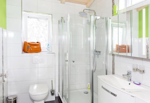 Bathroom sa Pension zum Yachthafen