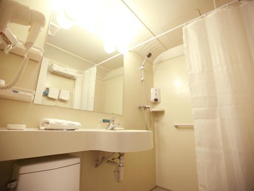 een badkamer met een wastafel en een spiegel bij Jinjiang Inn Lvliang Changzhi Road in Luliang