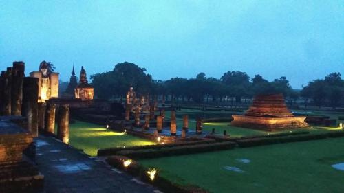 a view of a garden at night at Vitoonguesthouse2fanrooms & Aircondition in Sukhothai