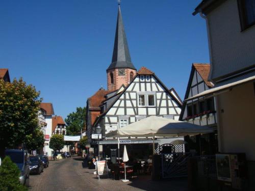 ミヒェルシュタットにあるMalerwinkel & Tuchereckの市場付き通りに険しい教会