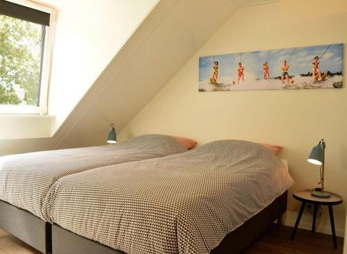 Een bed of bedden in een kamer bij Hello Zeeland - Vakantiehuis Duinenburg 22A