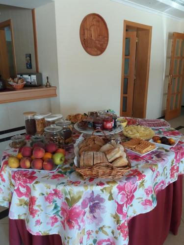 een tafel met veel eten erop bij Quinta de Malmedra in Santiago do Cacém