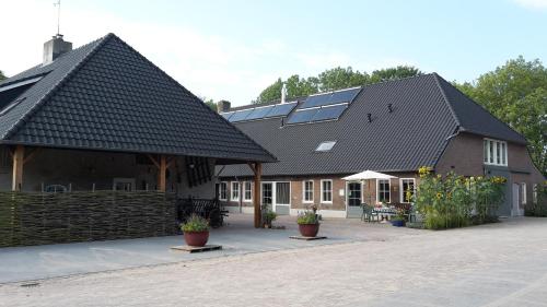 une maison avec des panneaux solaires sur le toit dans l'établissement Bed & Breakfast Pergama, à Haaren