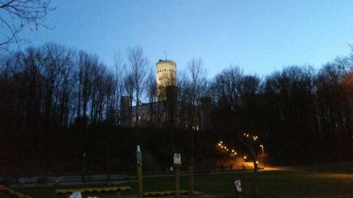 een groot gebouw met 's nachts een klokkentoren bij Residenz Duenenstrasse in Binz