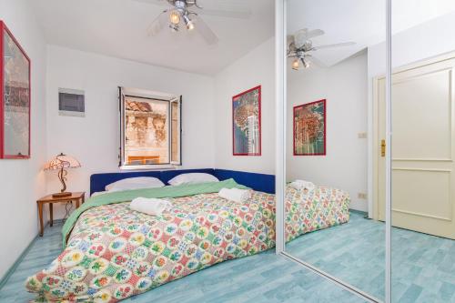 1 dormitorio con cama y espejo en Villa Leora Dubrovnik en Dubrovnik