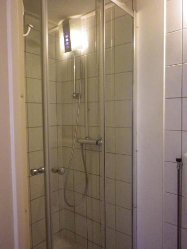 a bathroom with a shower with a light on it at Appartement centrum Groningen in Groningen