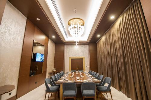 TV a/nebo společenská místnost v ubytování Bayır Diamond Hotel & Convention Center Konya