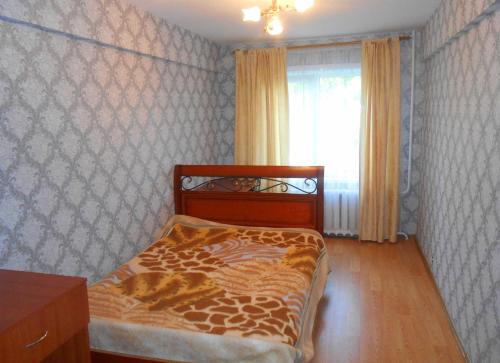 アルハンゲリスクにあるKomsomol'skaya 43のベッドルーム(ベッド1台、窓付)
