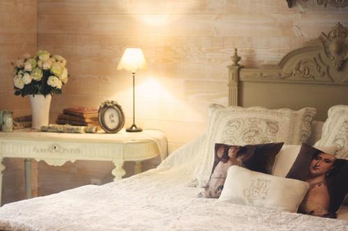 a bedroom with a bed with two pictures on the pillows at Le Bonheur à la Campagne in Lesmont