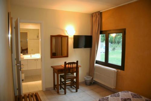  Hotel Sucara -  Room  picture :   Bath    TV    Telephone                           