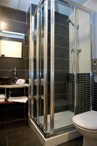 a bathroom with a shower and a toilet at Arcohotel in San Mateo de Gállego