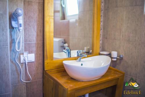 baño con lavabo y teléfono en la pared en Guesthouse Edelnice, en Gornja Trepča