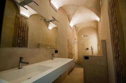 A bathroom at Antica Dimora Gallo Basteris