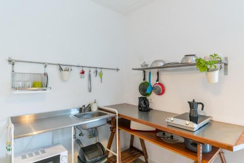 a kitchen with a sink and a counter at Apto. Aica Maraga (Aeropuerto) in Ojos de Garza