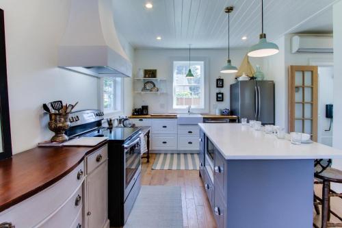 Dapur atau dapur kecil di The Lighthouse at Starfish Cove