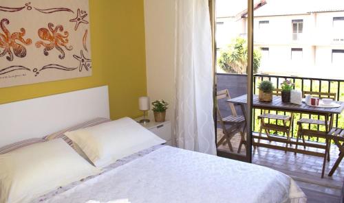 アーチ・カステッロにあるAppartamento Scorcio di Mareのベッドルーム1室(ベッド1台付)、バルコニー(テーブル付)