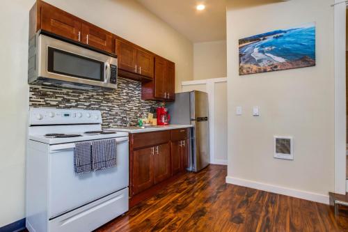 eine Küche mit einem weißen Herd und einer Mikrowelle in der Unterkunft Seal Three Condo Getaway in Lincoln City