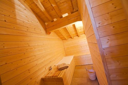 - une vue de tête sur un sauna en bois dans l'établissement Le Refuge, à La Rosière