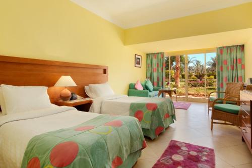 سرير أو أسرّة في غرفة في TIME Coral Nuweiba Resort