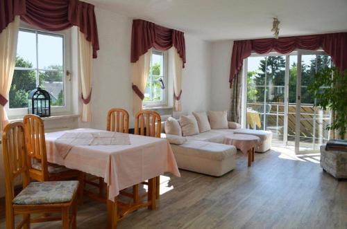 ein Wohnzimmer mit einem Sofa und einem Tisch in der Unterkunft Ferienwohnung Hopfennest in Bischofsgrün