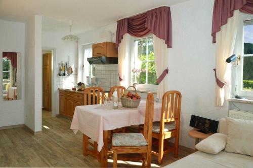 a kitchen and dining room with a table and chairs at Ferienwohnung Hopfennest in Bischofsgrün