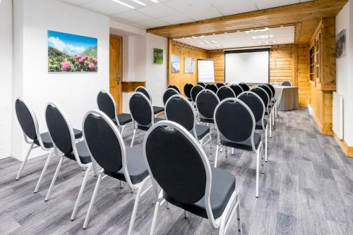 a room with rows of chairs in a classroom at Hotel Eterlou in Méribel