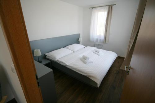 Rúm í herbergi á Apartmány Apollon Resort Lednice