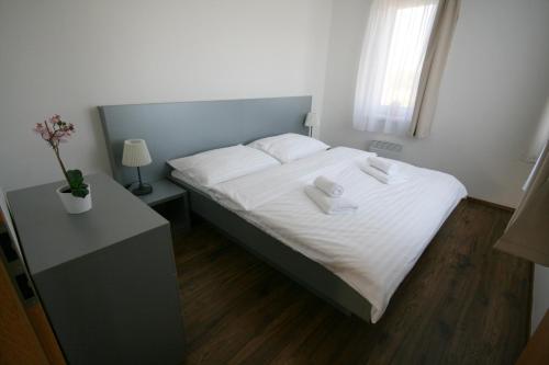 Postel nebo postele na pokoji v ubytování Apartmány Apollon Resort Lednice