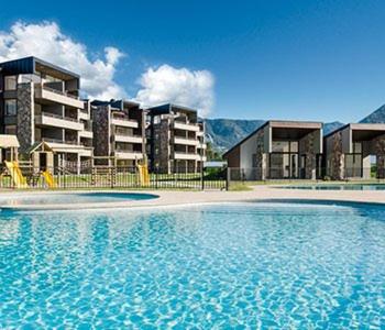 プコンにあるCasa en Condominio Costa Pucónのいくつかの建物の前にある大きなプール