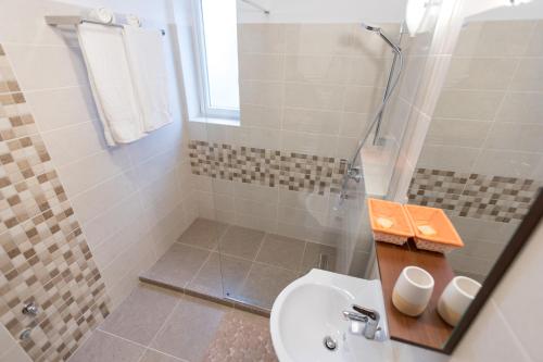 een badkamer met een douche, een wastafel en een toilet bij Montana Studios in Braşov