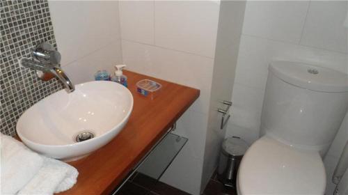 y baño con lavabo blanco y aseo. en La Concepcion, en Santiago