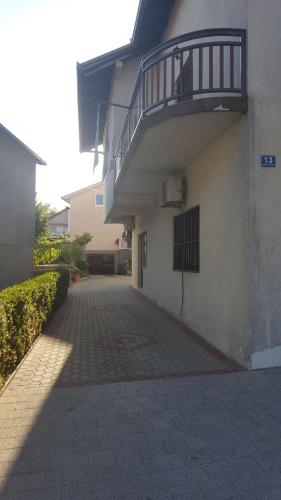 El edificio en el que está la casa vacacional