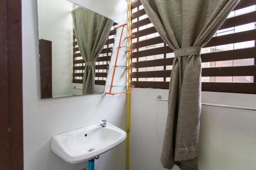 チェンマイにあるZzハウスのバスルーム(洗面台、鏡付)