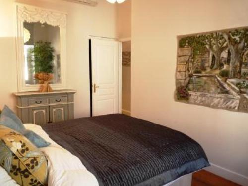 เตียงในห้องที่ Beautifully decorated two bedroom apartment in the heart of Cannes five minutes walk from Palais 409