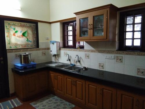 Dapur atau dapur kecil di Birds Nest Home Stay