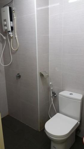 e bagno con servizi igienici e cabina doccia. di Vista Alam a Shah Alam