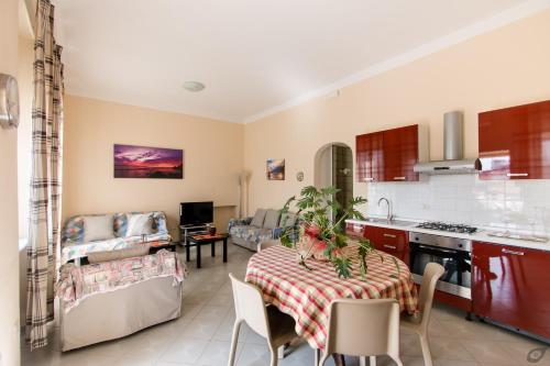 Attico con 2 camere in Via Vespucciにあるキッチンまたは簡易キッチン