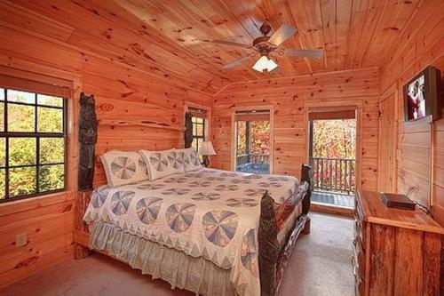 1 dormitorio con 1 cama en una cabaña de madera en Mountain Seclusion en Sevierville