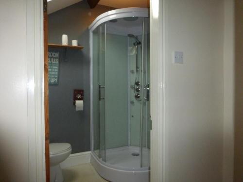 La salle de bains est pourvue d'une douche et de toilettes. dans l'établissement Don Valley hotel Sheffield arena, à Sheffield