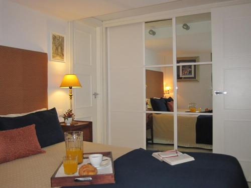 A bed or beds in a room at APARTAMENTO EN CENTRO HISTÓRICO con PARKING GRATIS