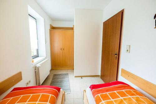 two beds in a small room with a window at Haus Fernblick in Bad Grund