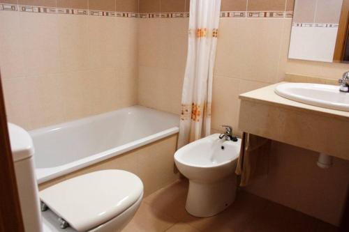 łazienka z białą toaletą i umywalką w obiekcie Apartamento junto al mar Los Marineros con acceso independiente por terraza w mieście Puzol