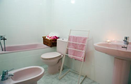 a bathroom with a toilet and a sink and a bath tub at PISO EN PLAZA DE ESPAÑA Y PLAYA DE LA COLONIA in Águilas